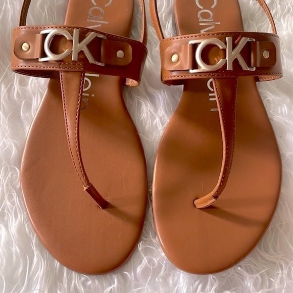 Brand New Calvin Klein Cognac Ankle Strap Thong Sandals Gold Tone Metal Logo - Picture 3 of 12